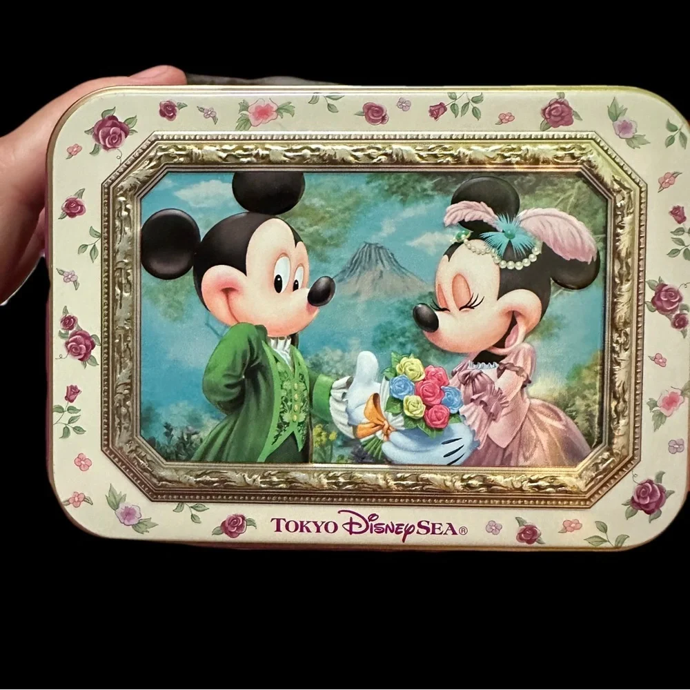 Disney Universal Studios Tokyo Japan Mickey and Minnie Cookie Tin